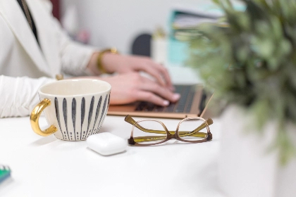 glasses-desk_LE1W2B7R93.jpg