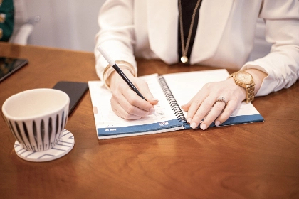 writing-letter_BGGYUZB7LO.jpg